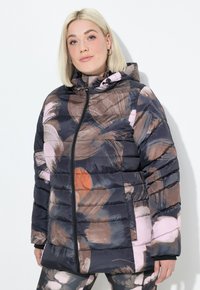 Giubbotto imbottito con cappuccio, base blu navy con motivi astratti simili a pittura multicolore in rosa, marrone e arancione. Texture trapuntata con chiusura a zip.