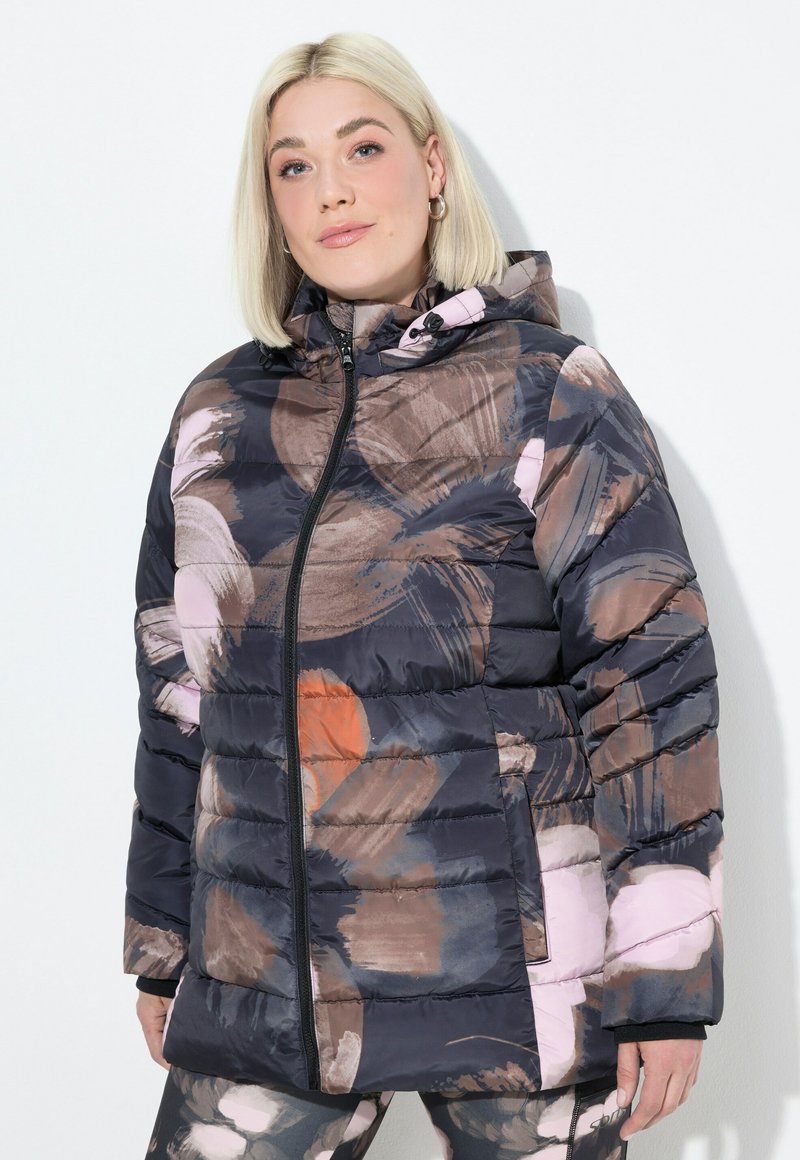 Giubbotto imbottito con cappuccio, base blu navy con motivi astratti simili a pittura multicolore in rosa, marrone e arancione. Texture trapuntata con chiusura a zip.