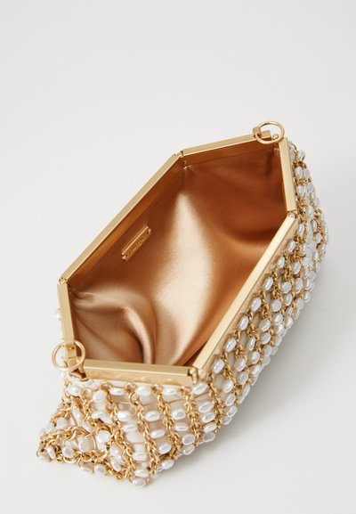 Goldfarbene Metallclutch mit geometrischem Design, verziert mit weißen Perlen, ausgestattet mit einem satinartigen Innenfutter und einem offenen Oberteil.
