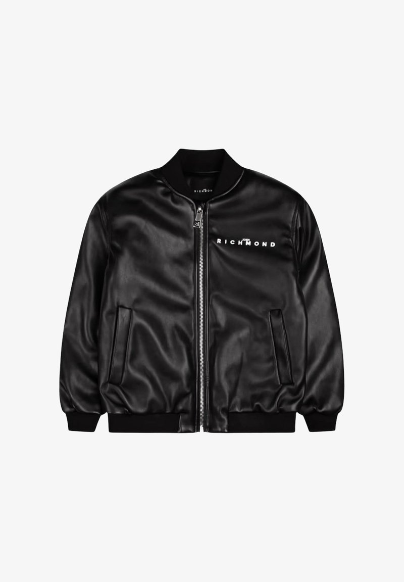 Giubbotto bomber in pelle nera con colletto e polsini a coste, chiusura con zip e dettaglio logo sul davanti. Presenta tasche laterali e texture liscia.