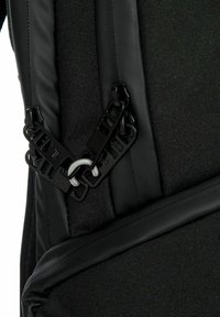 Mochila negra con una superficie texturizada y acentos suaves, que presenta dos clips de plástico negro unidos por un lazo plateado.