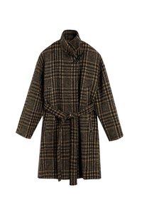 Abrigo de cuadros marrón con cuello alto, cintura ceñida y mangas largas. Presenta una mezcla de patrones de cuadros grandes y pequeños en varias tonalidades.