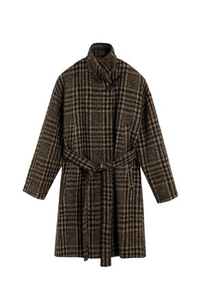 Abrigo de cuadros marrón con cuello alto, cintura ceñida y mangas largas. Presenta una mezcla de patrones de cuadros grandes y pequeños en varias tonalidades.