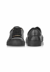 Czarne skórzane sneakersy z płaskimi podeszwami, okrągłym noskiem i czarnymi sznurowadłami. Posiadają subtelne złote akcenty na oczkach do sznurowadeł oraz teksturowane boczne panele.