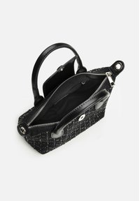 Borsa a mano in tweed nero con superficie testurizzata, chiusura con zip e manici in ecopelle nera. Presenta una tasca interna con un accento argentato.