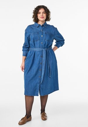 MIT BINDEGÜRTEL UND SEITENTASCHEN - Jeanskleid - medium blue denim