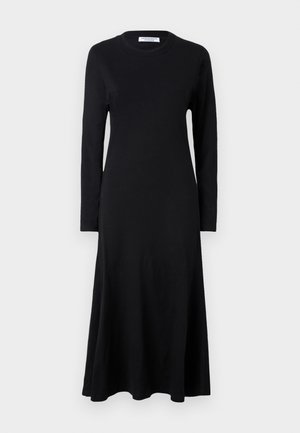 Langärmliges schwarzes Kleid aus weichem Stoff, mit rundem Ausschnitt und fließender Silhouette, die bis zur Mitte der Wade reicht.