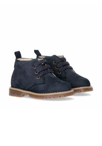 Stivaletti alla caviglia in suede blu navy con fodera in pelle e lacci grigi testurizzati. Presentano una suola in gomma con un lieve tacco e un'etichetta per una facile calzata.