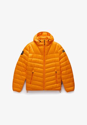 Giacca a vento arancione con zip frontale, cappuccio, design trapuntato verticale e due tasche laterali. Presenta accenti neri sulle spalle.