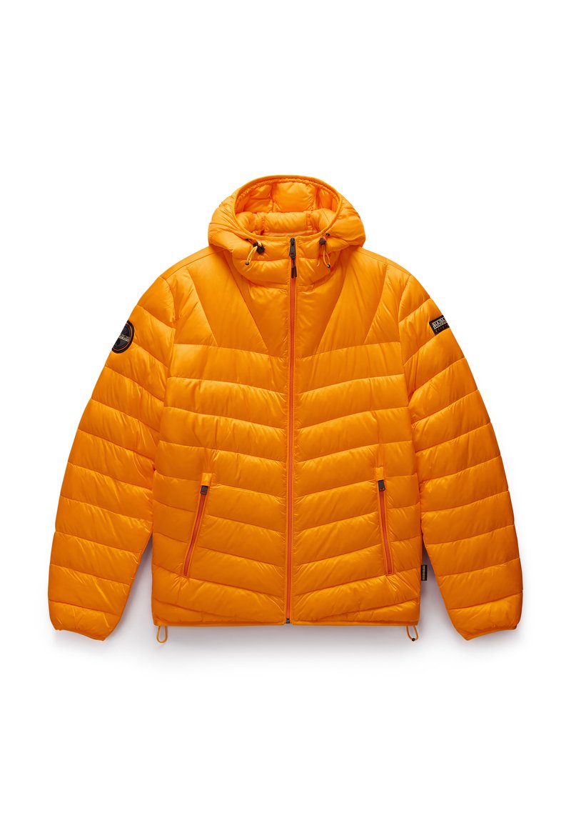 Chaquetón acolchado naranja con cierre frontal, capucha, diseño de acolchado vertical y dos bolsillos laterales. Presenta detalles en negro en los hombros.