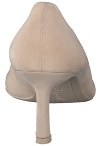 Beige mocka högklackad sko med en smal stilettklack, spetsig tå och slät yta. Sömnad längs baksidan för en skräddarsydd look.