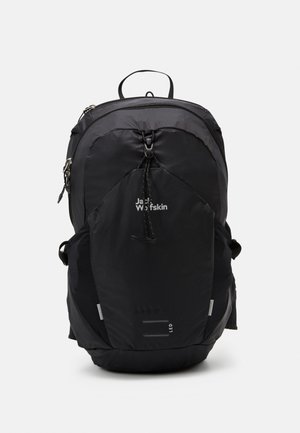 Schwarzer Rucksack mit runder Form. Aus strapazierfähigem Nylon gefertigt, mit verstellbaren Trägern, einem oberen Griff und einem reflektierenden Logo auf der Vorderseite.