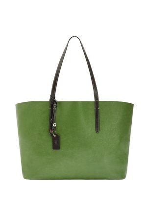 Zielona skórzana torba na ramię o gładkiej fakturze, z długimi ciemnymi uchwytami i małą dekoracyjną zawieszką. Solidna i usztywniona konstrukcja.