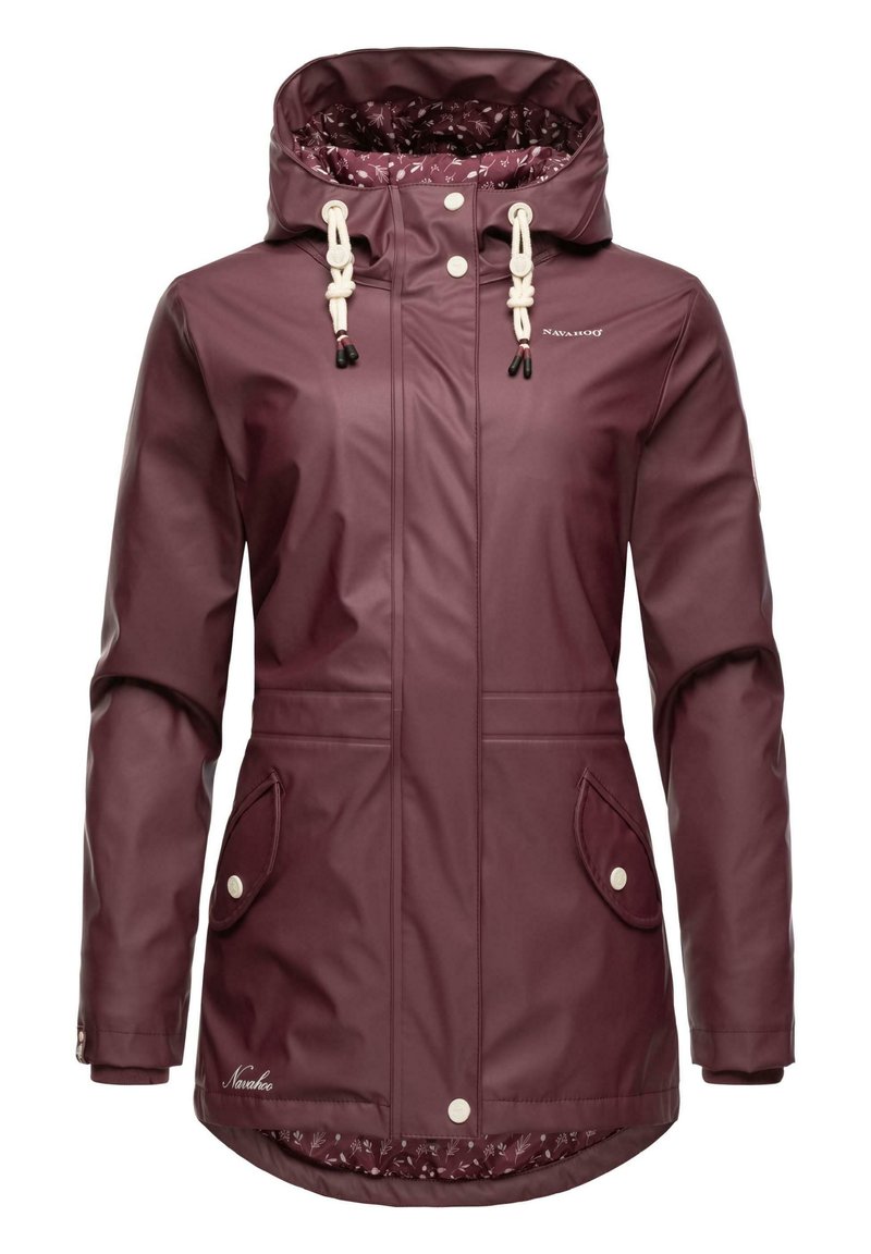 Burgundy vattentät jacka med huva, snörning, två sidofickor och ett blommönstrat foder. Slät textur och medellång design.