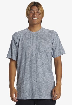 Grau gestreiftes T-Shirt mit kurzen Ärmeln, Rundhalsausschnitt und einer einzelnen Brusttasche, gefertigt aus weichem, leichtem Stoff.