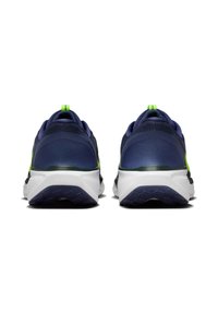 Scarpe sportive blu navy con tomaia in mesh testurizzato, suola intermedia bianca e accenti verde brillante. Presentano un tallone imbottito e suola in gomma.