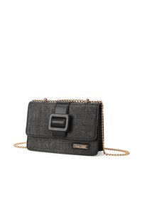Borsa a tracolla nera in tessuto intrecciato, con una patta elegante, una fibbia decorativa prominente e una tracolla in catena dorata.