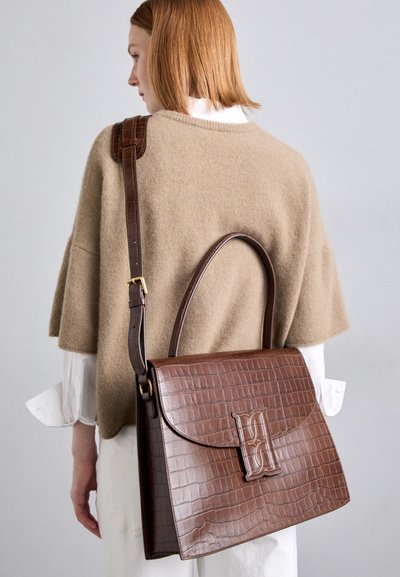 Borsa a mano in pelle marrone con motivo in rilievo a coccodrillo, design strutturato, manico superiore e tracolla regolabile. Presenta una chiusura frontale.