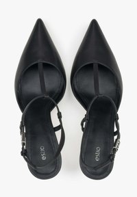 Černé kožené boty na podpatku typu slingback s špičatou špičkou, otevřenými stranami a tenkým páskem kolem kotníku. Vnitřek je podšitý měkkým materiálem, jednoduchý design.