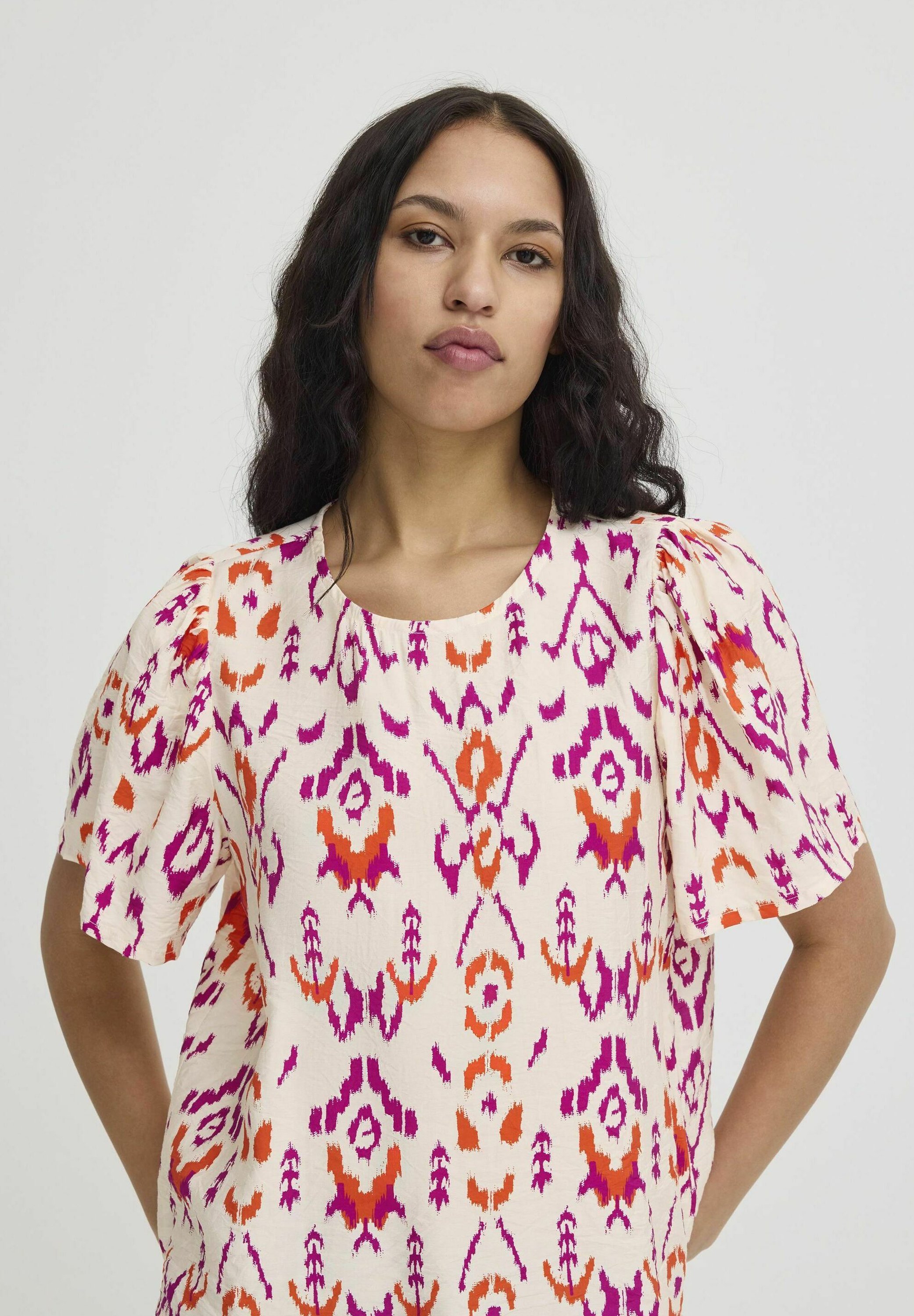 売れ筋商品|||イチ シャツ レディース トップス IXHARPER - Blouse - mars red flower print イチ レディース Tシャツ トップス IXHARPER - Print T-shirt