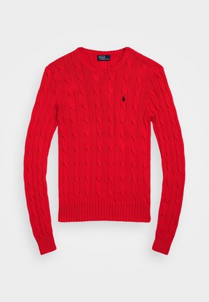 Rode kabelgebreide trui met lange mouwen, ronde hals en een klein zwart geborduurd logo op de linkerborst.