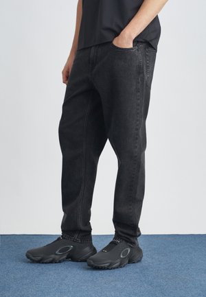 - Jeansy Relaxed Fit