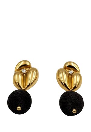 Orecchini in oro con un design floreale testurizzato e un accento di diamante, sospesi da una sfera di pietra vulcanica nera.