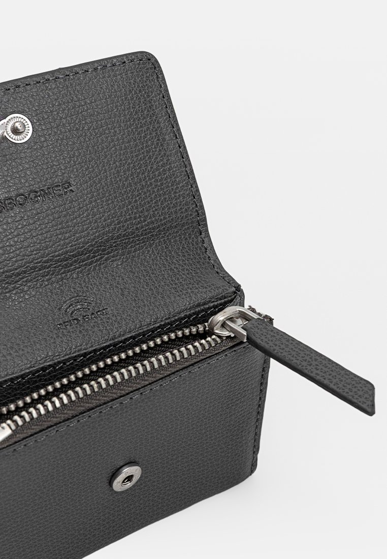 Schwarzes Lederportemonnaie mit einer genarbten Textur, ausgestattet mit einem Reißverschluss, Druckknopfverschluss und einem dezenten Logo im Fach.