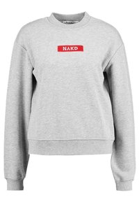 Sudadera gris con cuello redondo, puños y dobladillo acanalados, que presenta un parche de logo bordado rojo en el centro. Tejido suave y texturizado.