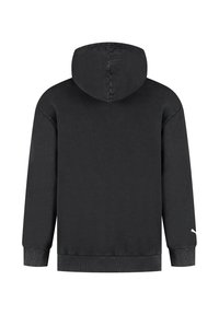 Czarna bluza z kapturem w jednolitym kolorze, z długimi rękawami i ściągaczami u nadgarstków. Akcent z logo na lewym rękawie. Gładka tekstura materiału.