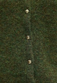 Pull en tricot vert avec une surface texturée, des boutons dorés et un design classique à boutons.