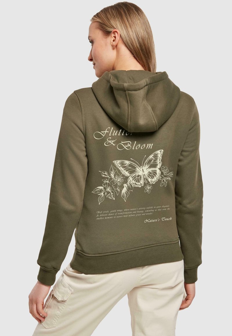 Olijfgroene hoodie met een vlinder- en bloemenafbeelding op de achterkant, met witte tekst en details. Gemaakt van een katoenmix.