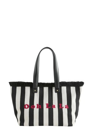 Černobílá taška na rameno s vertikálními pruhy, černými uchy a červeně vyšitým nápisem "Ooh La La" na přední straně.
