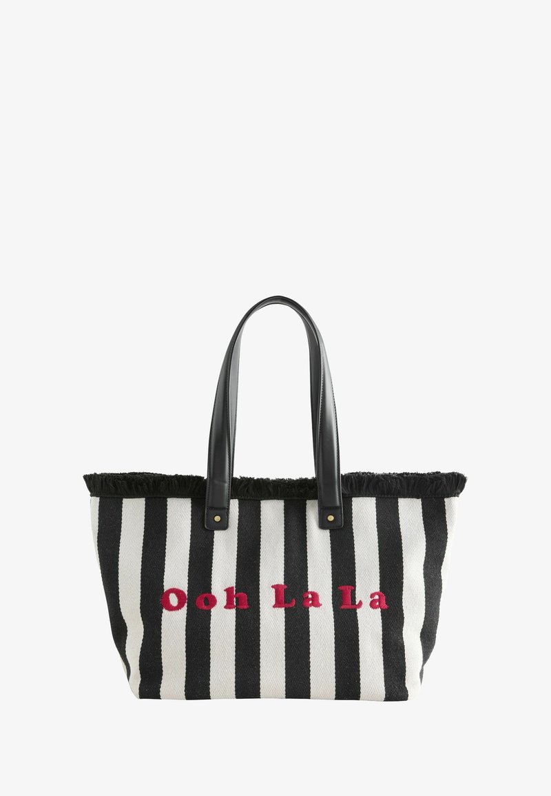 Schwarz-weiß gestreifte Tragetasche mit schwarzen Griffen und rotem, gesticktem Schriftzug "Ooh La La" auf der Vorderseite.