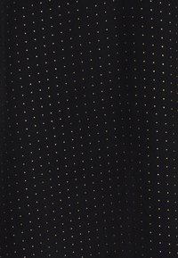 Un tissu noir à la texture lisse présentant un motif répétitif de petits carrés dorés uniformément répartis sur la surface.