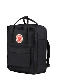 Sac à dos Kanken noir en tissu durable ; présente une forme rectangulaire, un patch logo, une poche avant et des bretelles ajustables. Double poignées supérieures.