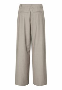Beige wijde broek met een gladde textuur, voorzien van een vlakke voorkant, riemlussen en twee achterzakken.