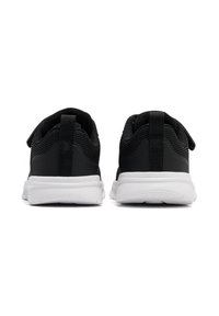Zwarte sportschoenen met een bovenwerk van mesh, een minimalistisch ontwerp en een contrasterende witte zool. Inclusief trek- lussen aan de hiel voor gemakkelijk aan- en uittrekken.