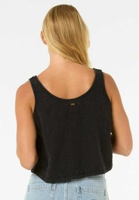 Schwarzes, kurz geschnittenes Tanktop mit rundem Ausschnitt und strukturierter Stoffoberfläche. Der Rücken hat nahe dem Ausschnitt einen kleinen metallischen Akzent.