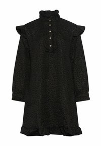 Czarna sukienka z wysokim falbaniastym kołnierzem, długimi rękawami i dekoracyjnymi guzikami. Teksturowany materiał ma subtelny wzór i falbaniasty dół.