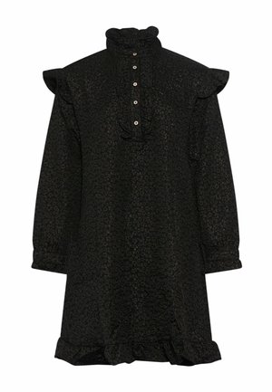 Czarna sukienka z wysokim falbaniastym kołnierzem, długimi rękawami i dekoracyjnymi guzikami. Teksturowany materiał ma subtelny wzór i falbaniasty dół.