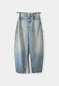 Jeans de mezclilla azul claro con un corte holgado, que cuentan con una cintura alta, cinco bolsillos y un cinturón desmontable. Textura suave con áreas desgastadas.