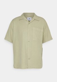 Chemise à manches courtes à boutons en lin vert pâle. Dotée d'un col, d'une poche poitrine unique et de détails de couture subtils.