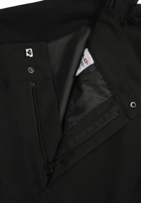 Mustan takin sisäpuolella on pehmeä vuori, vetoketjullinen tasku, napit ja huolto-ohje. Kangas näyttää sileältä ja mattahelmeltä.