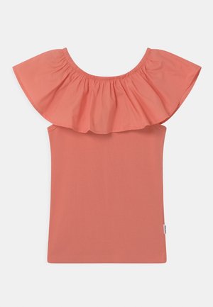Koronkowy top w kolorze koralowym z falbaniastym dekoltem. Materiał ma gładką teksturę i elastyczne marszczenia na ramionach.