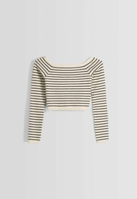 Top corto con base crema y rayas horizontales negras. Manga larga y escote amplio, tipo off-shoulder. Textura de punto suave.