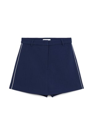 Shorts bleu marine avec un design ajusté, poches avant et piping blanc contrastant sur les côtés. Fabriqués à partir d'un tissu structuré.