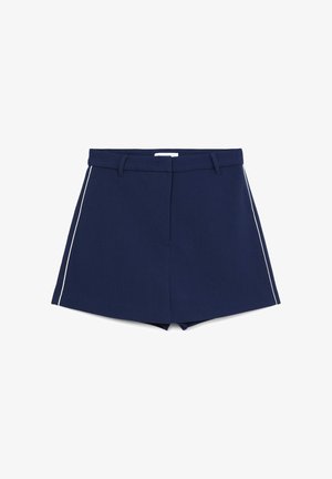 Pantaloni corti blu navy con un design sartoriale, tasche frontali e piping bianco a contrasto lungo i lati. Realizzati in un tessuto strutturato.