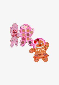 Trzy kolorowe palety cieni do powiek w kształcie piernikowych ciastek. Zawierają odcienie różu, czerwieni i brązu z dekoracyjnymi akcentami i tekstem.