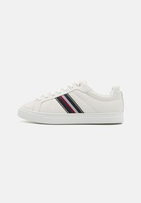 Sneaker bianche con tomaia in pelle liscia, caratterizzate da strisce diagonali rosse, bianche e blu, punta tonda e suola in gomma.